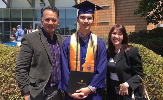 Ephraim Sy Palmero III with his parents on graduation day